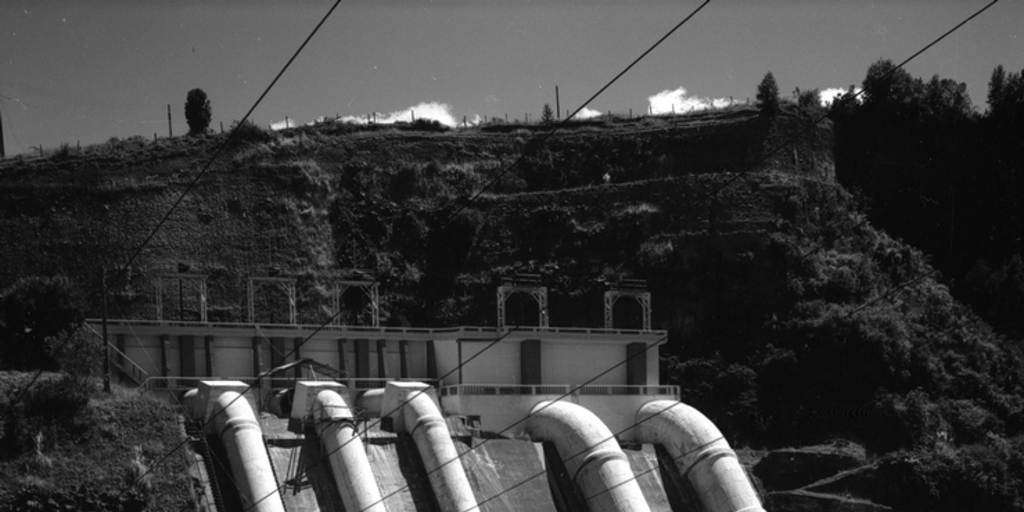 Edificio y tuberías de la Central Hidroeléctrica Pilmaiquén, hacia 1960