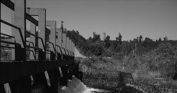 Compuertas de la Central Hidroeléctrica Pilmaiquén, hacia 1960