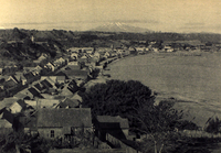 Panorámica de Puerto Montt, con el volcán Calbuco al fondo, Chile al día (1915-1920).