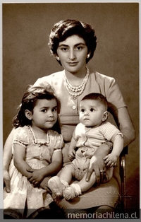 Madre sentada con sus dos hijos, una niña y un bebé, Santiago, 1950