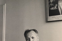 Humberto Díaz Casanueva sentado en escritorio, 1972