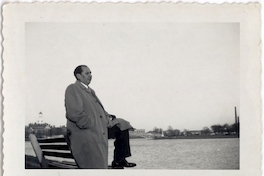 Rosamel del Valle en las orillas del río Charles, Boston, Estados Unidos, 1950