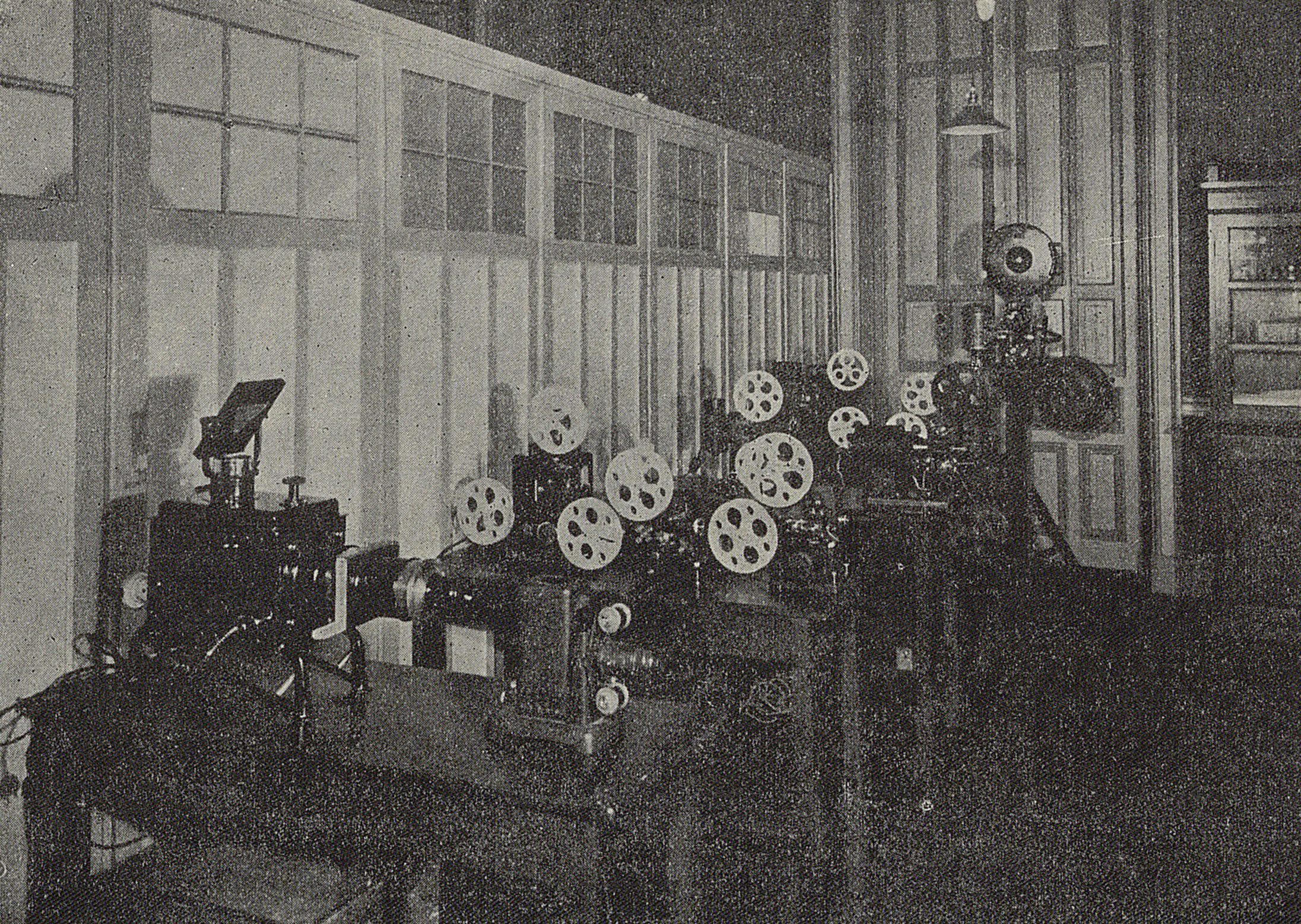 Exposición permanente de aparatos de proyección en el Instituto de Cinematografía Educativa, 1932