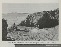 Cueva Palli Aike durante la excavación.Viajes y arqueología en Chile austral. Ediciones de la Universidad de Magallanes, Punta Arenas. 1988.