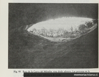 Vista de la boca cueva del Milodón.Viajes y arqueología en Chile austral. Ediciones de la Universidad de Magallanes, Punta Arenas. 1988.