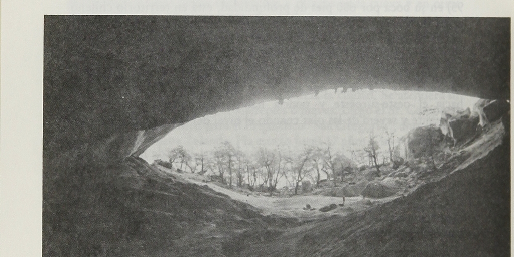 Vista de la boca cueva del Milodón.Viajes y arqueología en Chile austral. Ediciones de la Universidad de Magallanes, Punta Arenas. 1988.