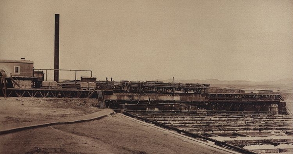 Pie de página: Vista general de costado de la Oficina Salitrera La Patria. 1889. Fotografía de L. Boudat.
