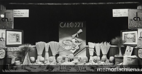  Pie de foto: Vitrina de Fideos Carozzi. 16 de enero de 1932. Archivo Fotográfico de CHILECTRA
