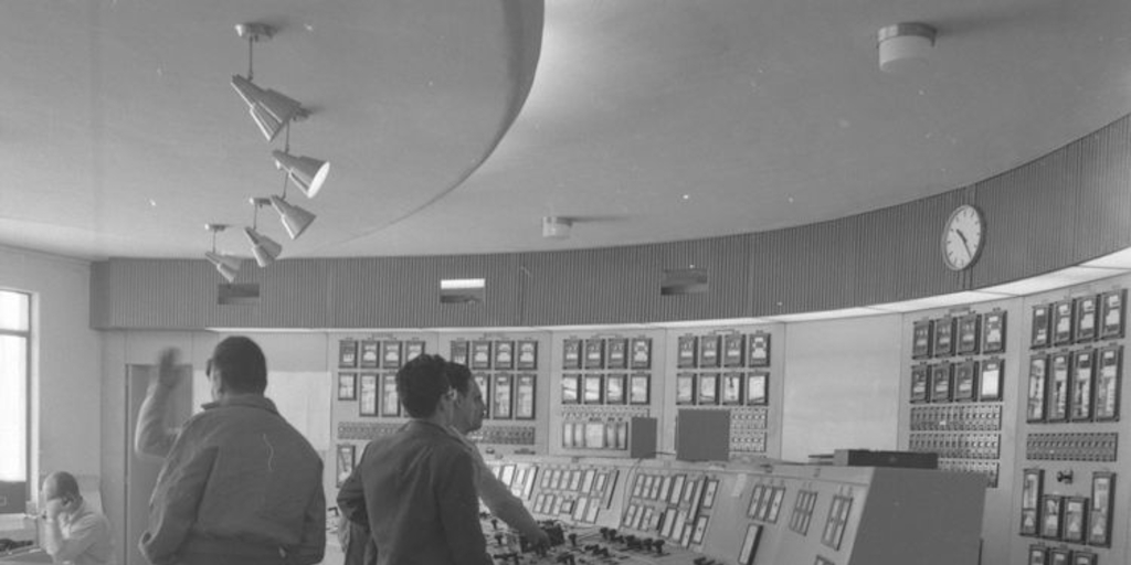 Vista de las tres unidades generadoras y sala de comandos en el interior de la casa de máquinas. Pullinque, 1962.
