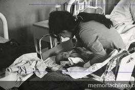  Pie de foto: Mujer y su hijo recién nacido en la Maternidad del Hospital el Salvador, 1973.