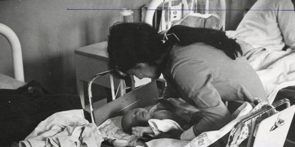 Pie de foto: Mujer y su hijo recién nacido en la Maternidad del Hospital el Salvador, 1973.