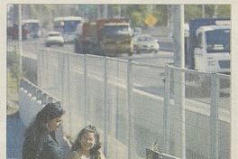 Pie de foto: "Personalización. Con flores y velas, Teresa Zárate y sus sobrinas le han dado un toque propio a la animita que les entregó la Autopista Central".
