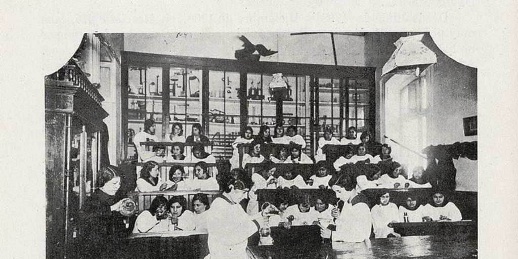 Pie de Foto: Liceo de Niñas Nº 4 "Paula Jaraquemada. Clase de Química, c. 1927
