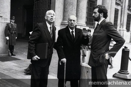 En el centro, el Presidente de la comisión de Verdad y Reconciliación, Raúl Rettig. Santiago, Palacio de la Moneda, 15 de julio, 1990.