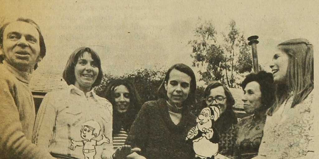 Celebración de cumpleaños Nº 8. Equipo de Mampato: Themo Lobos, cecilia Eyzaguirre, Ximera Güiraldes, Isabel Wachholtz, Ricardo Güiraldes, Magdalena Faludi y Mariola Grez. 1976Mampato (353): 14, 27 de octubre, 1976.