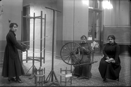  Pie de foto: Telar, hilandera y devanadora. 1907