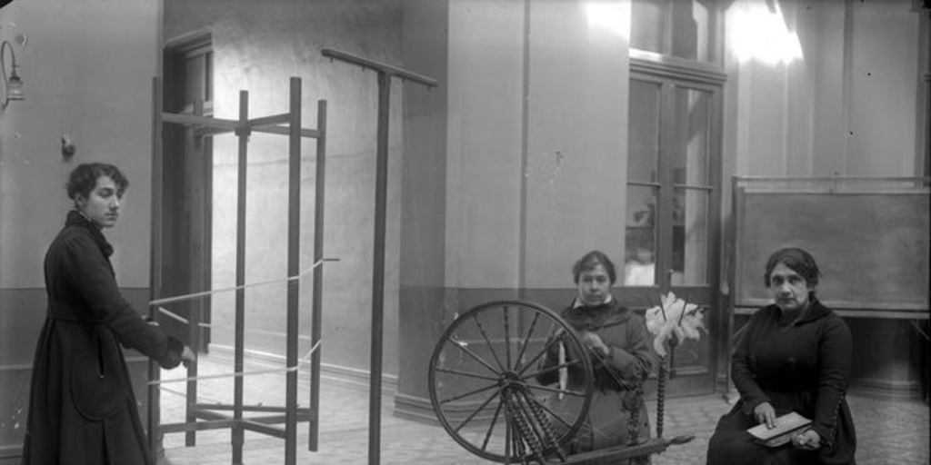  Pie de foto: Telar, hilandera y devanadora. 1907