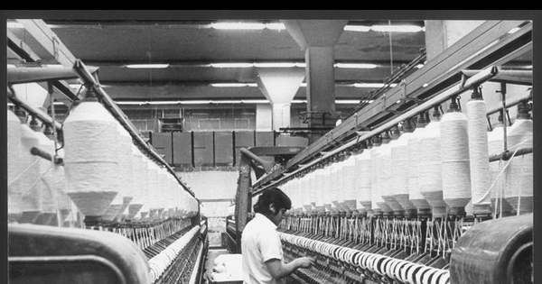 Pie de foto: Operario en Industria textil Yarur, 1973