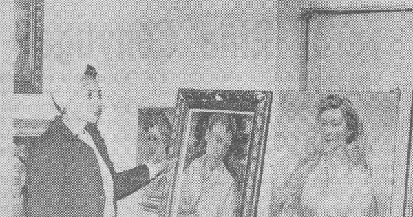 Beatriz Danitz, esposa de Carlos Isamitt, muestra pinturas del artista, c. 1975