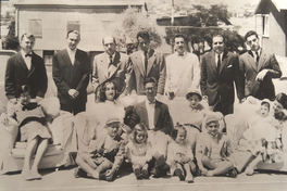Fundadores del Instituto de Arquitectura junto a sus familias en Cerro Castillo, Viña del Mar