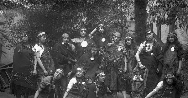 Pie de foto: Retrato de un grupo de alumnas de la Escuela Normal disfrazadas de mapuches, hacia 1918