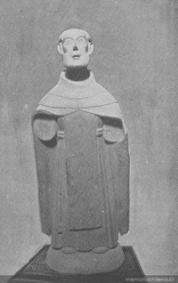 Estatuilla de un misionero jesuita en madera labrada