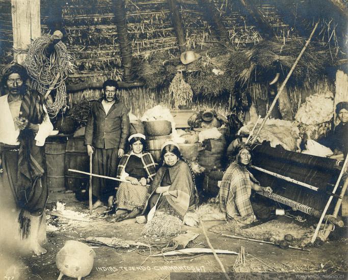 Indias tejiendo chamantos, hacia 1900