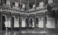 Casa Central de la Universidad de Chile. Vista interior del patio poniente o de la rectoría, hacia 1900