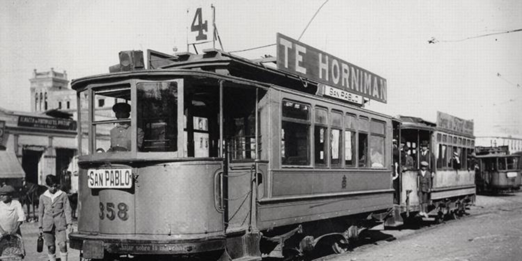 Un tranvía con publicidad, 1930