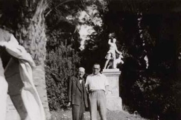 Guillermo Feliú Cruz y Sigfrido A. Radzelli en el Parque Peñalolén de Santiago, enero de 1949
