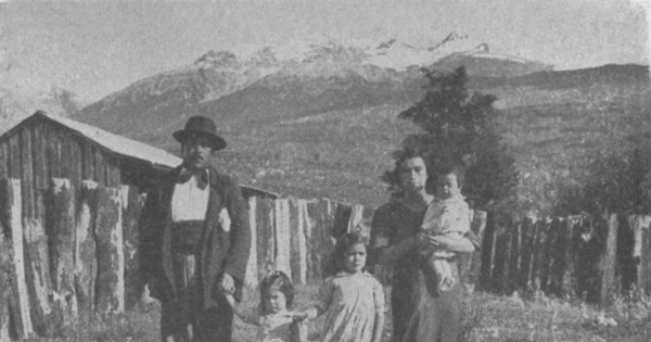 El colono Aillapán y su familia, hacia 1925