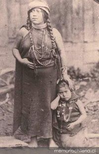 Mujer mapuche y su hija