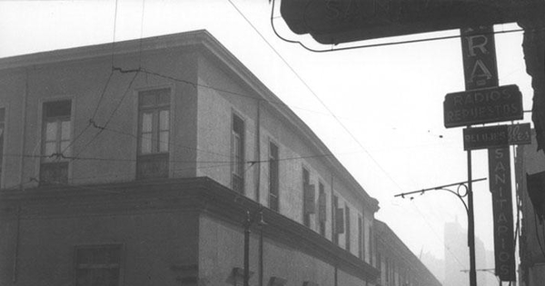 Vista del Instituto Nacional desde calle Arturo Prat con Alonso de Ovalle (1964)