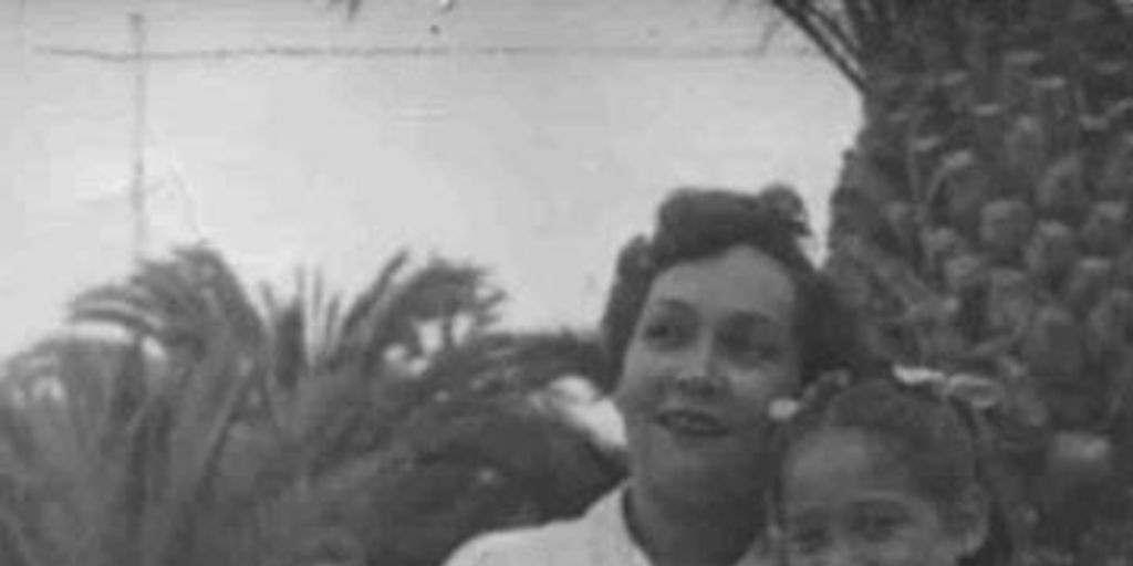 Isolda Pradel, esposa de Óscar Castro junto a su hija Ivelda Castro, 1951