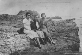 Madre y hermanas de Óscar Castro, 1938