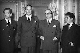 Luis Oyarzún junto a Salvador Reyes y otros, 1947