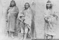Jefe mulato con otros dos aónikenk, hacia 1910