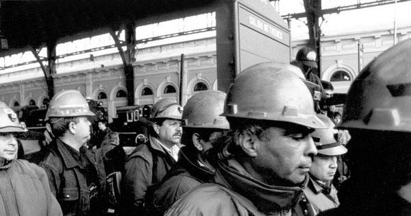 Mineros de Lota en huelga por el cierre de las minas, 1997