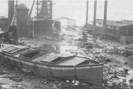 Barcos e industrias destruidas en Valdivia tras el maremoto de 1960