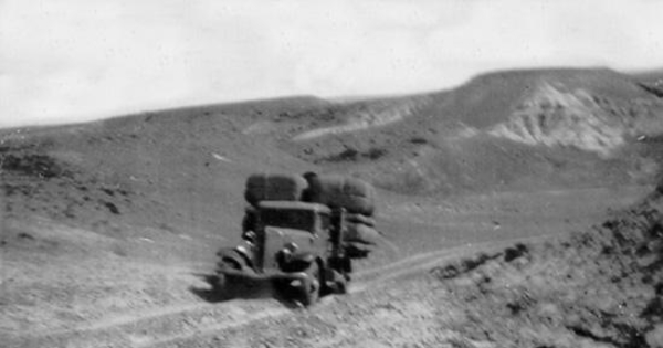 Camión en la ruta Chile Chico-Perito Moreno, década de 1940