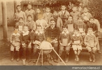 Grupo de alumnos con su profesor, 1905