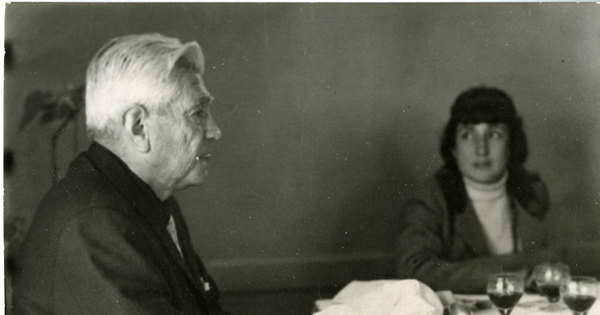 Manuel Rojas junto a Margarita Aguirre, 1964