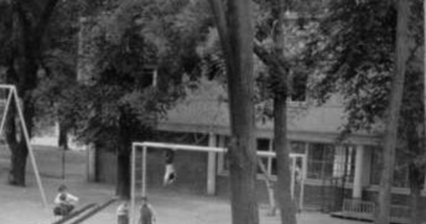 Niños y niñas jugando a la ronda en Jardín Infantil