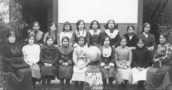 Alumnas de la Escuela Superior nº 1 en Recoleta, Santiago, 1913