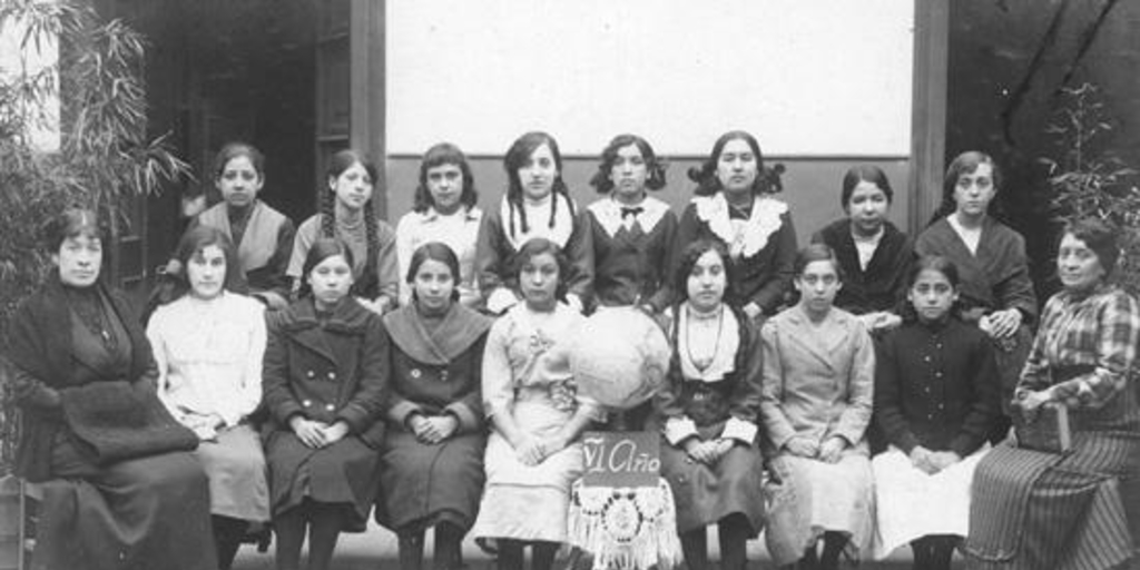 Alumnas de la Escuela Superior nº 1 en Recoleta, Santiago, 1913