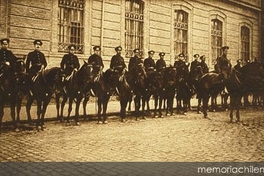 Piquete de caballería frente al cuartel, 1905