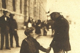 Guardián atendiendo a un niño, 1922