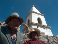 Ancianos aymaras frente a la iglesia de Caraguano, Primera Región, 2005