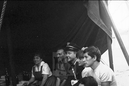 Descanso de los actores que actúan en la obra La pérgola de las flores, 1965