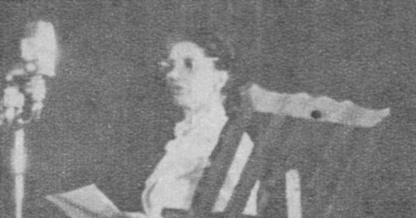 Amanda Labarca, pedagoga, en ceremonia de promulgación del derecho a sufragio femenino, enero 1949